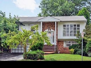 6 Valley Ln E, Valley Stream, NY 11581