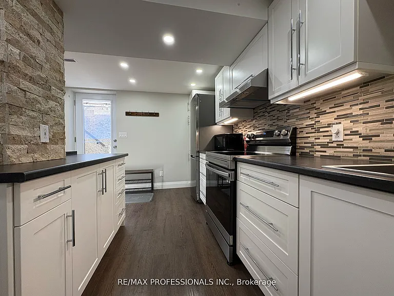 19 Elmbrook Cres #LOWER — Photo 5