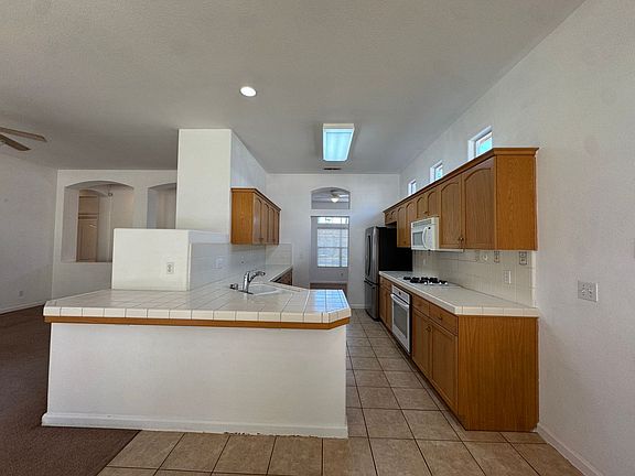 3rd image of 5594 W Bluff Ave
