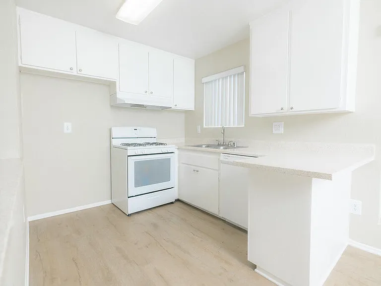 Strada Apartments — Photo 11
