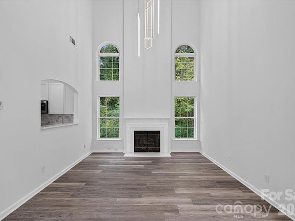 4th image of 2536 Thornfield Rd