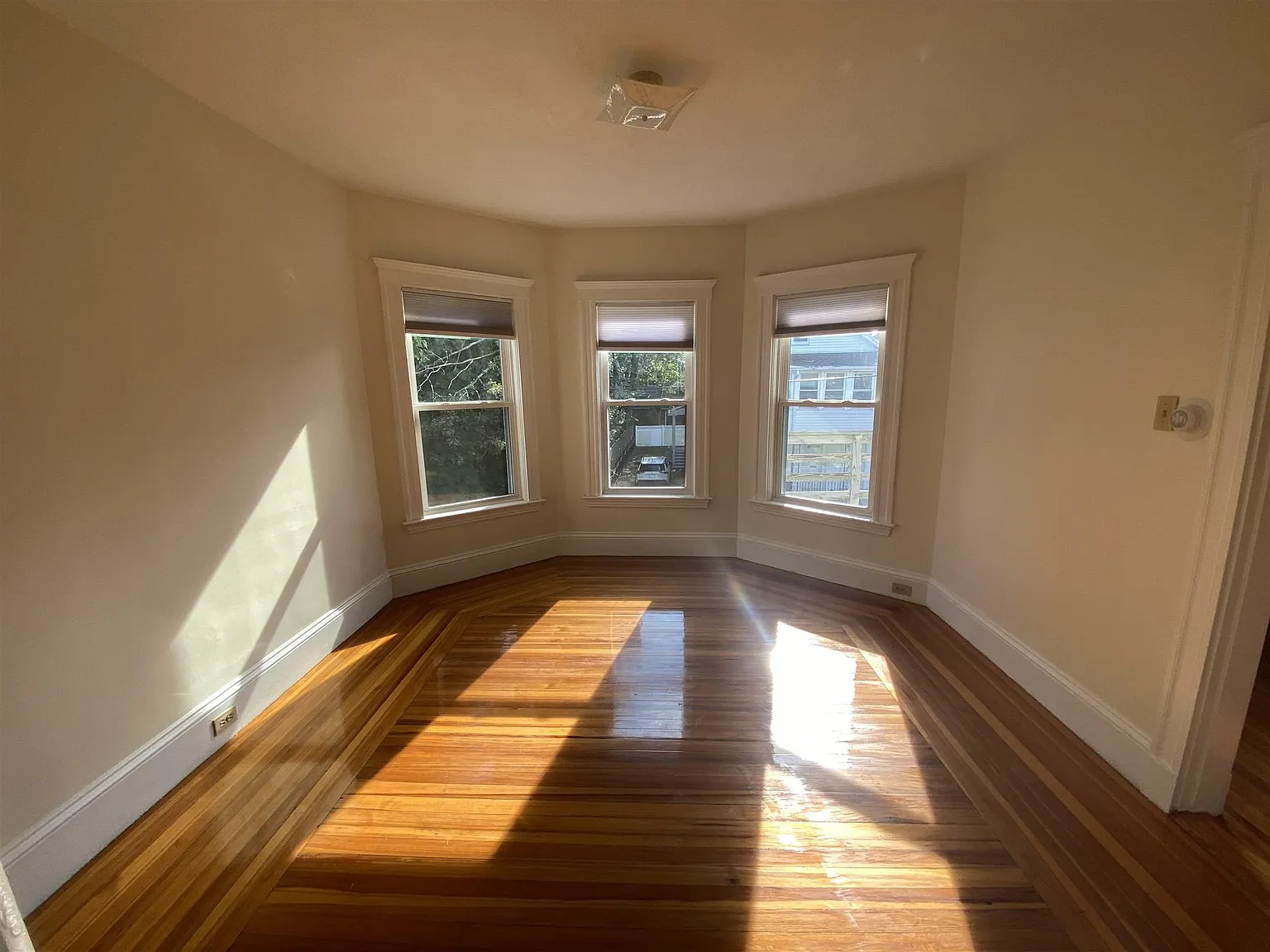 3 bed, 1200 sqft, $2,800 — Photo 2