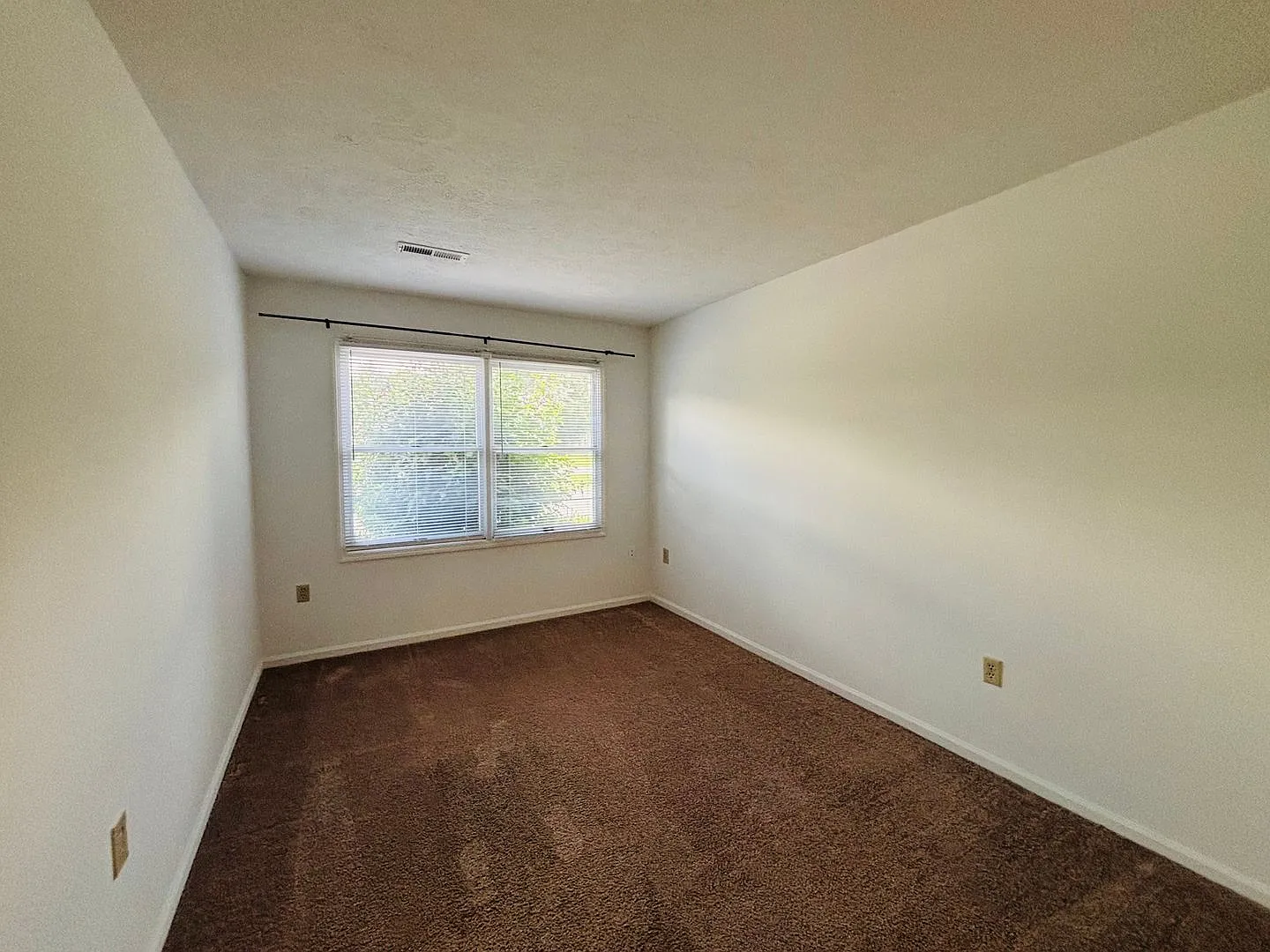 4 Bedroom 2.5 Bath Townhouse — Photo 2