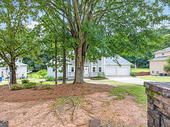 3rd image of 2058 Lakewood Cir