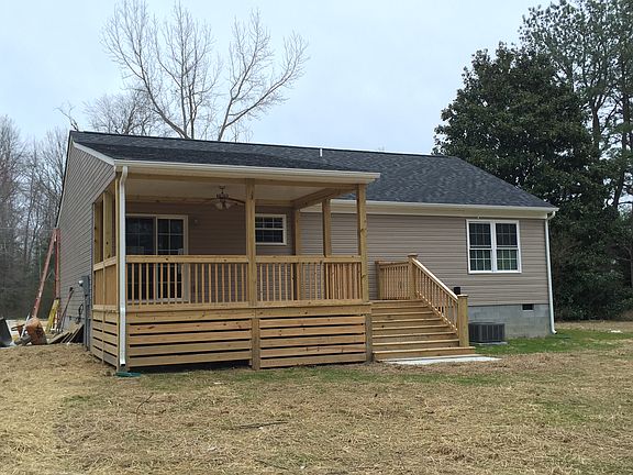 Covered deck w/ ceiling fan