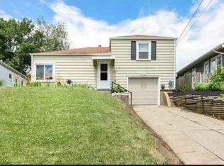 2542 Middle Rd, Davenport, IA 52803