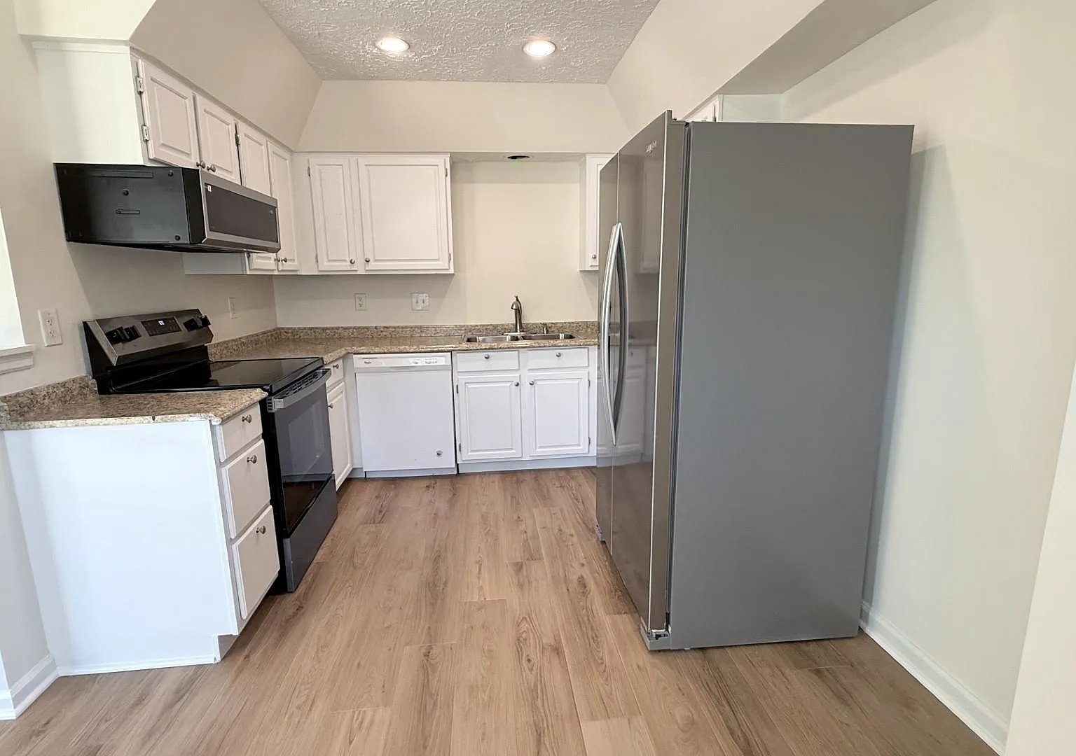 3 bed, 3.5 bath, 1336 sqft, $3,050 — Photo 4