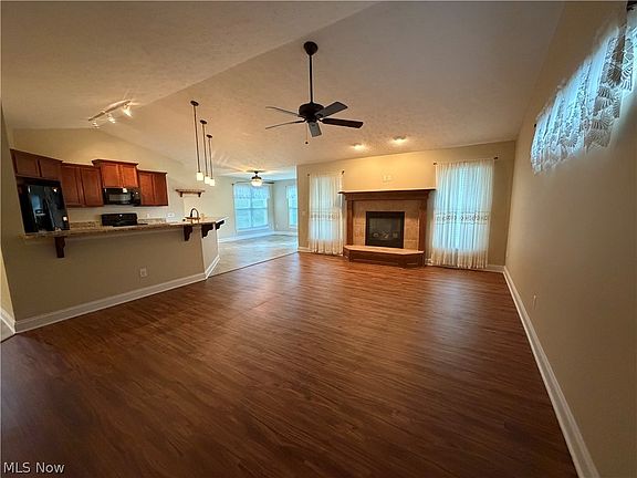 5th image of 484 Water Pointe Ln