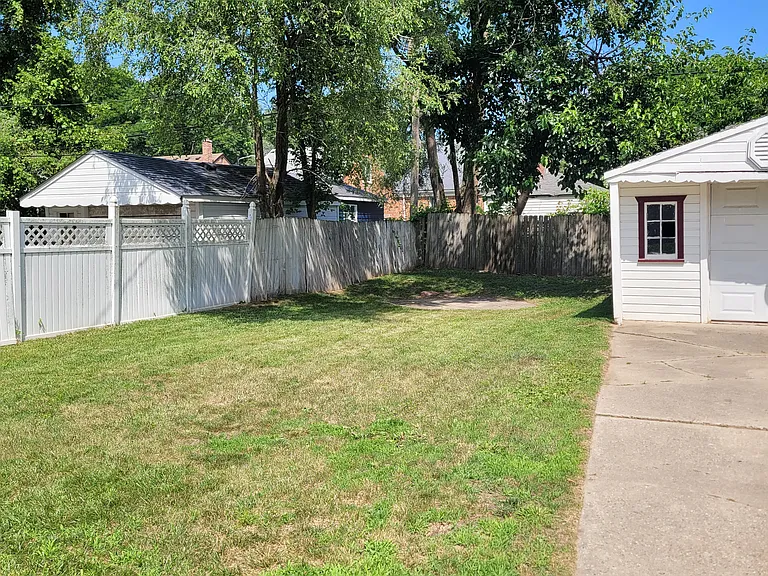 19420 Huntington Rd — Photo 4