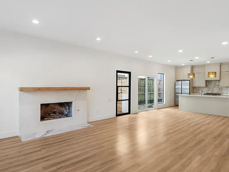 3633 Asbury St — Photo 2