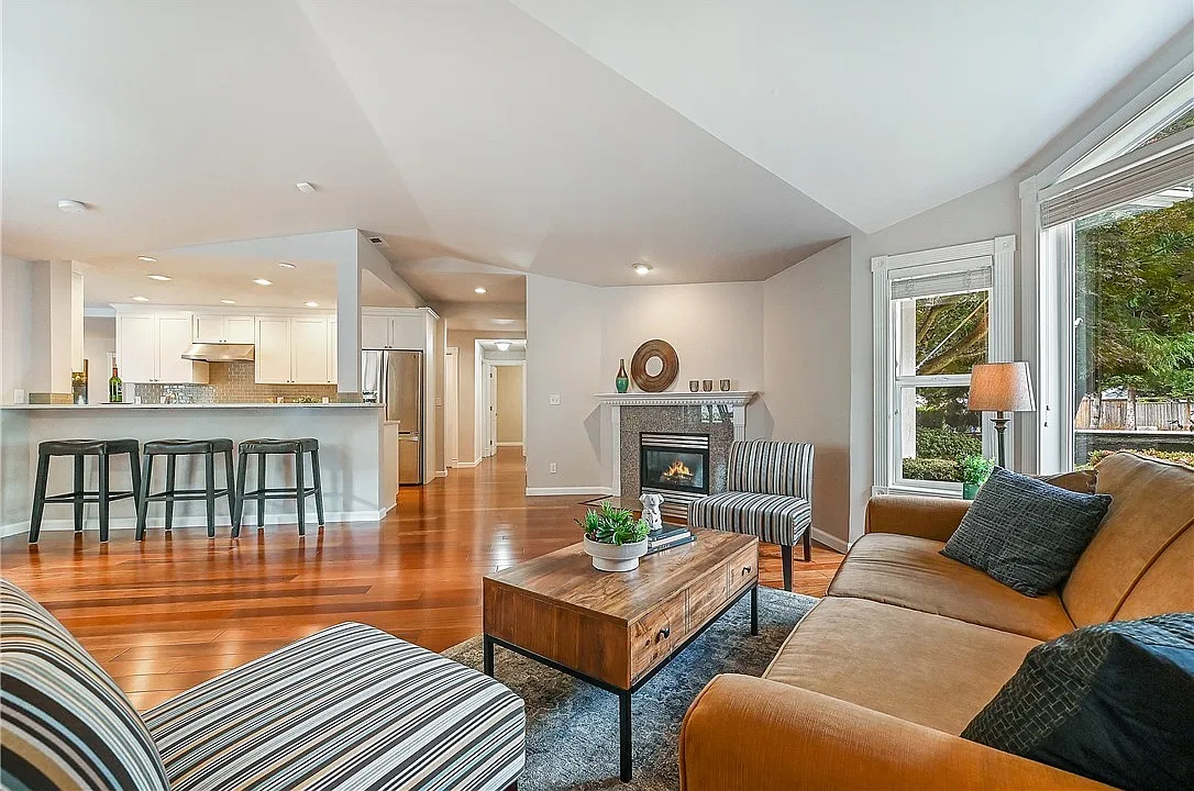 4 bed, 2.5 bath, 2340 sqft, $4,995 — Photo 4