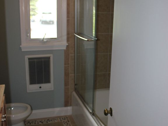 Upstairs Bath-Full Tub