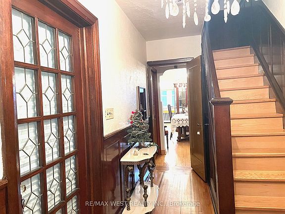 3rd image of 364 Roxton Rd