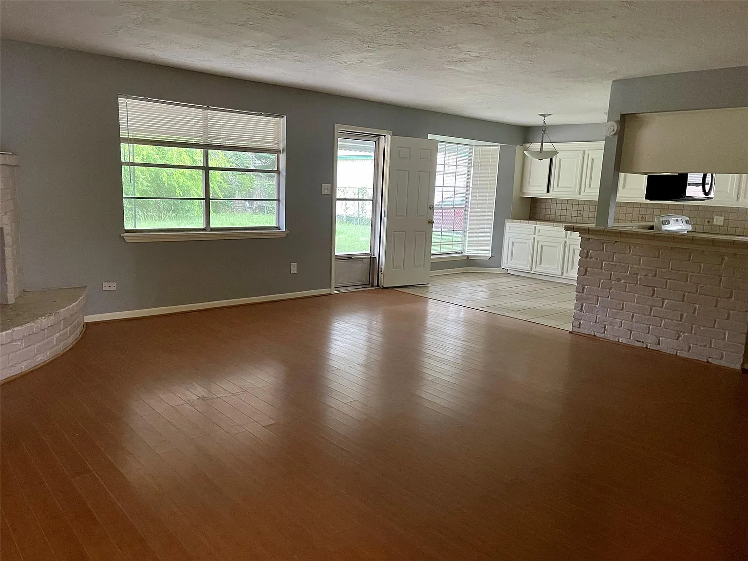 4 bed, 2.0 bath, 2389 sqft, $2,000 — Photo 4