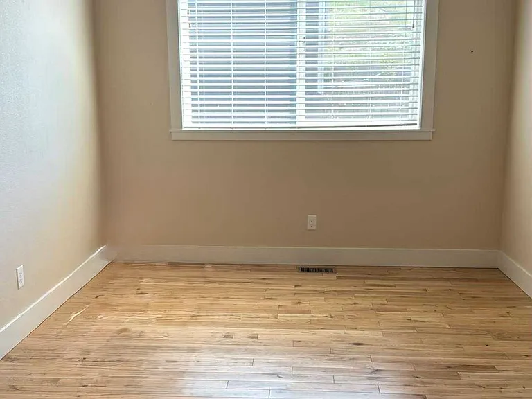 1115 SW Center St — Photo 5