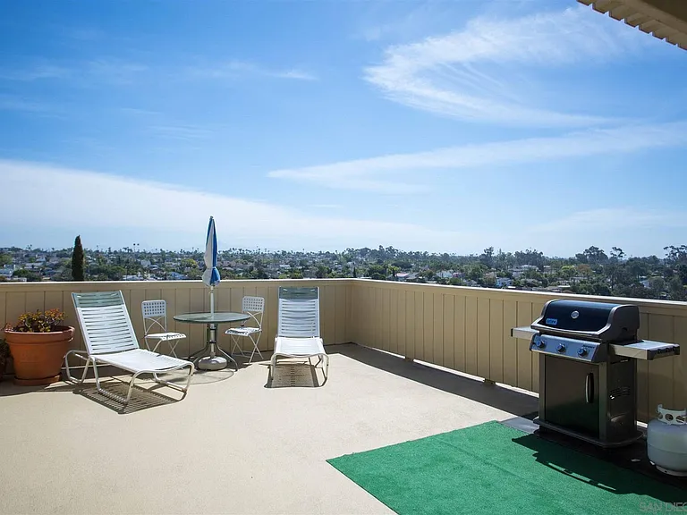 1907 Robinson Ave #403 — Photo 9