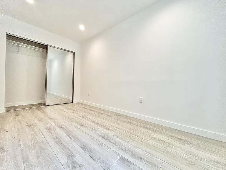 566 N Kenmore Ave #3 — Photo 9