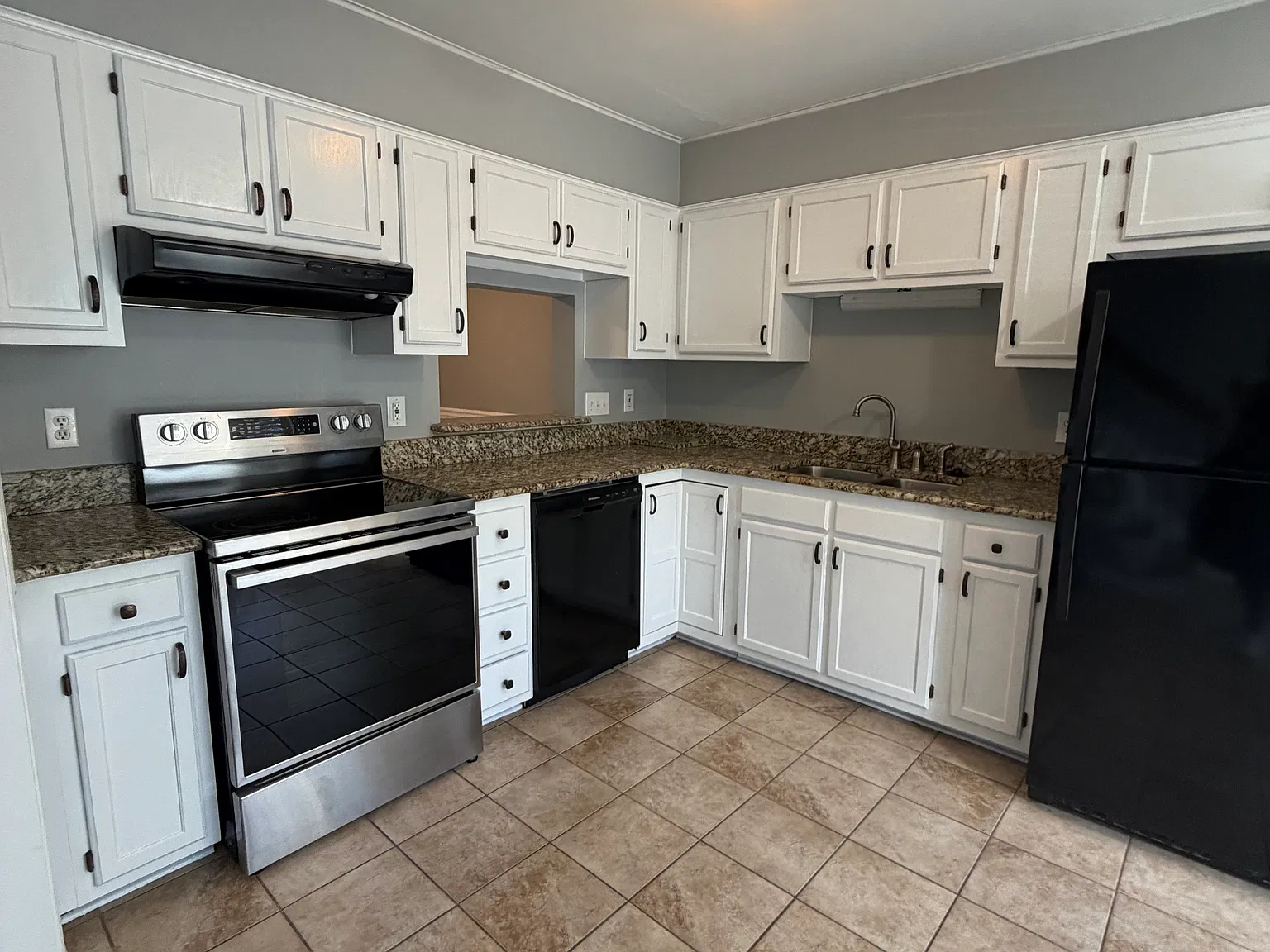 907 Shelby Dr — Photo 2