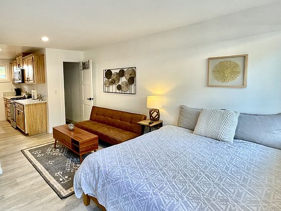 5th image of 4091 Greenwood Rd #3