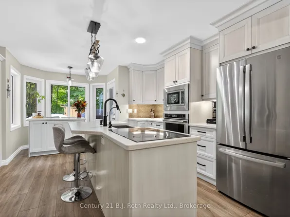 83 Wozniak Rd, Penetanguishene, ON L9M 1W6