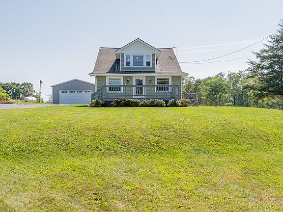 3rd image of 165 Crescent Dr