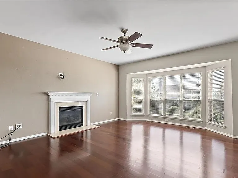 605 Thornridge Dr — Photo 2