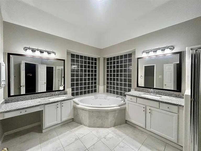16807 Laguna Springs Dr — Photo 33