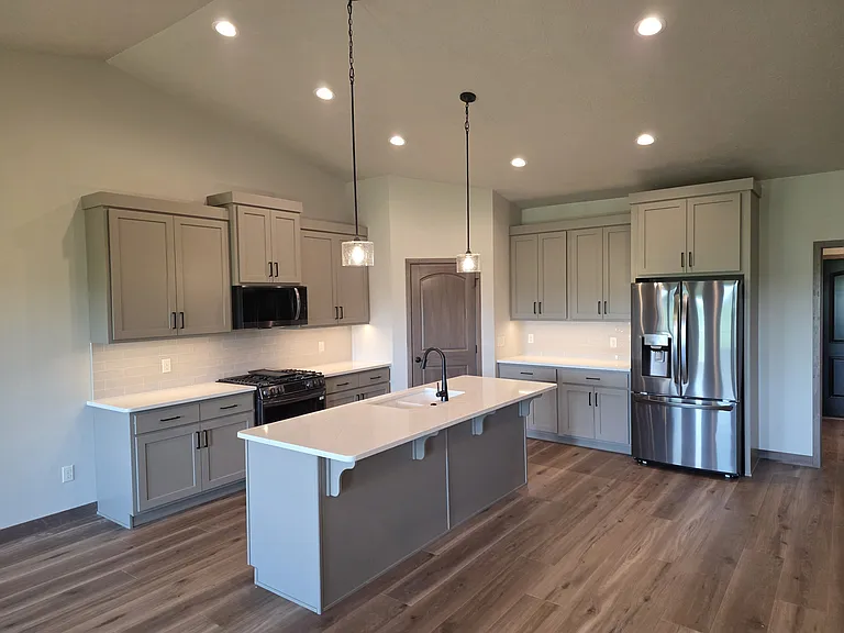 414 N Almond Ave — Photo 2