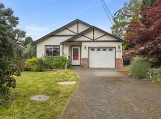 2902 Irma St, Victoria, BC V9A 1S4