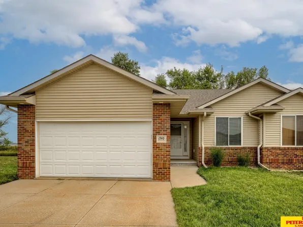1740 Victoria Ln, Fremont, NE 68025