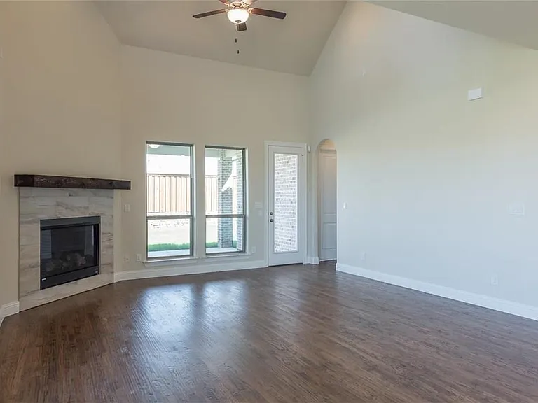 560 Thoroughbred Ave — Photo 14