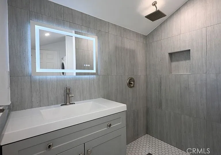 6437 Enfield Ave — Photo 3