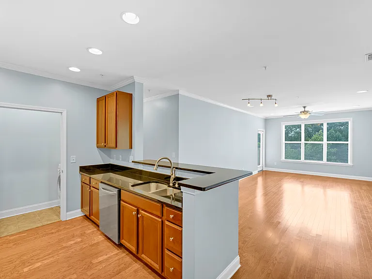 1000 E Woodlawn Rd #417 — Photo 3