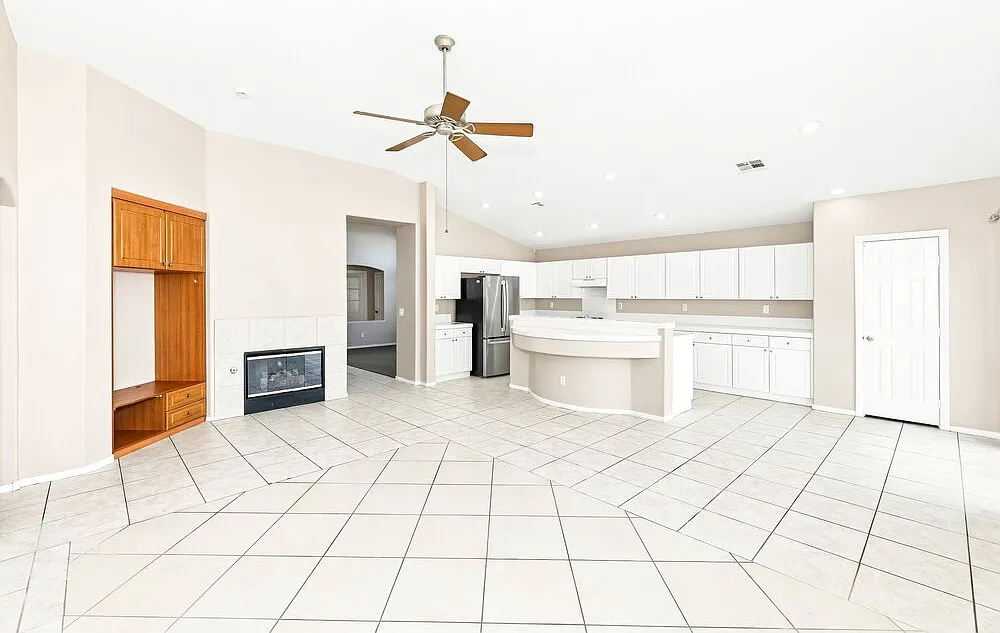 3 bed, 2.5 bath, 2290 sqft, $2,880 — Photo 4