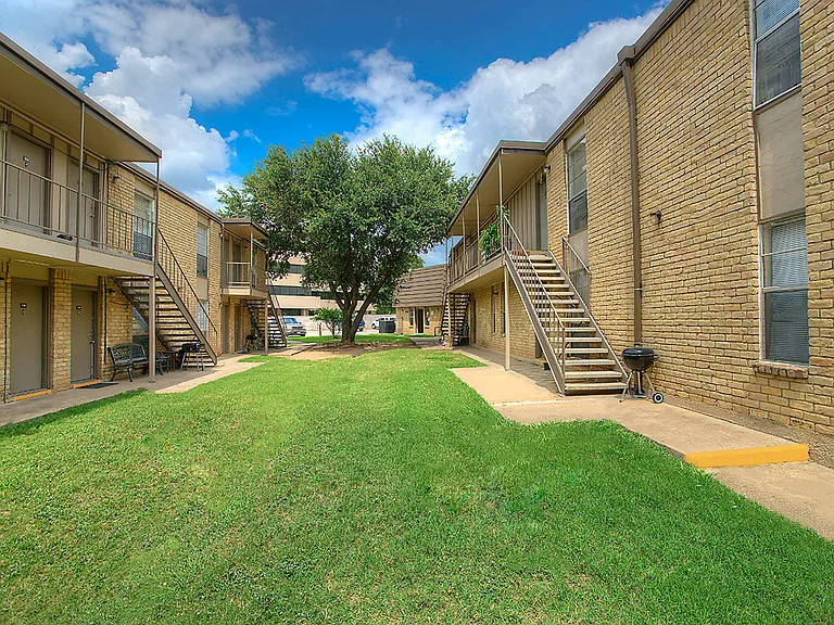 Bear Creek Apartments — Photo 20
