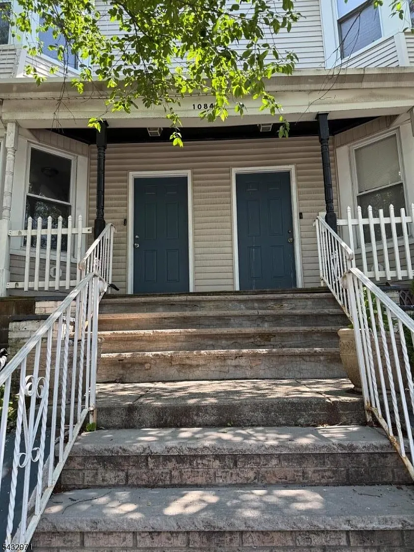 3 bed, 1.0 bath, $2,100 — Photo 1