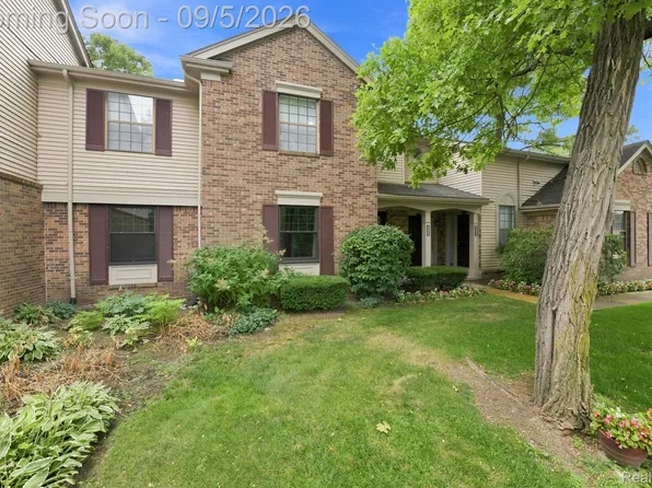 29690 Pine Ridge Cir, Farmington, MI 48331