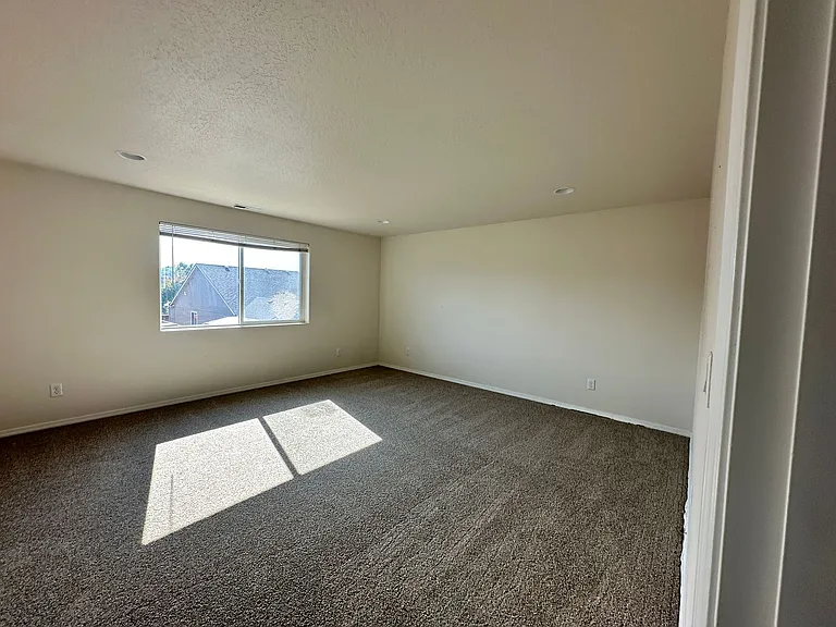 533 Derby St SE — Photo 10