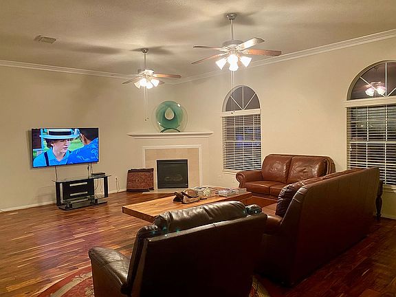 Wood floors, crown molding