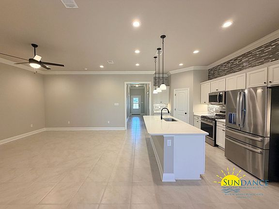 4th image of 215 Hydrangea Blvd