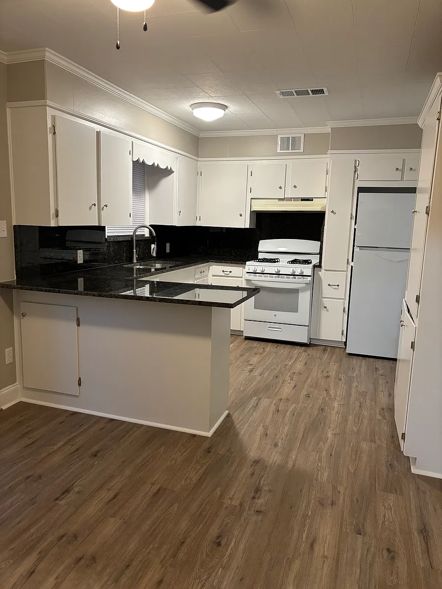 Building Photo - 3302 Valley View Dr