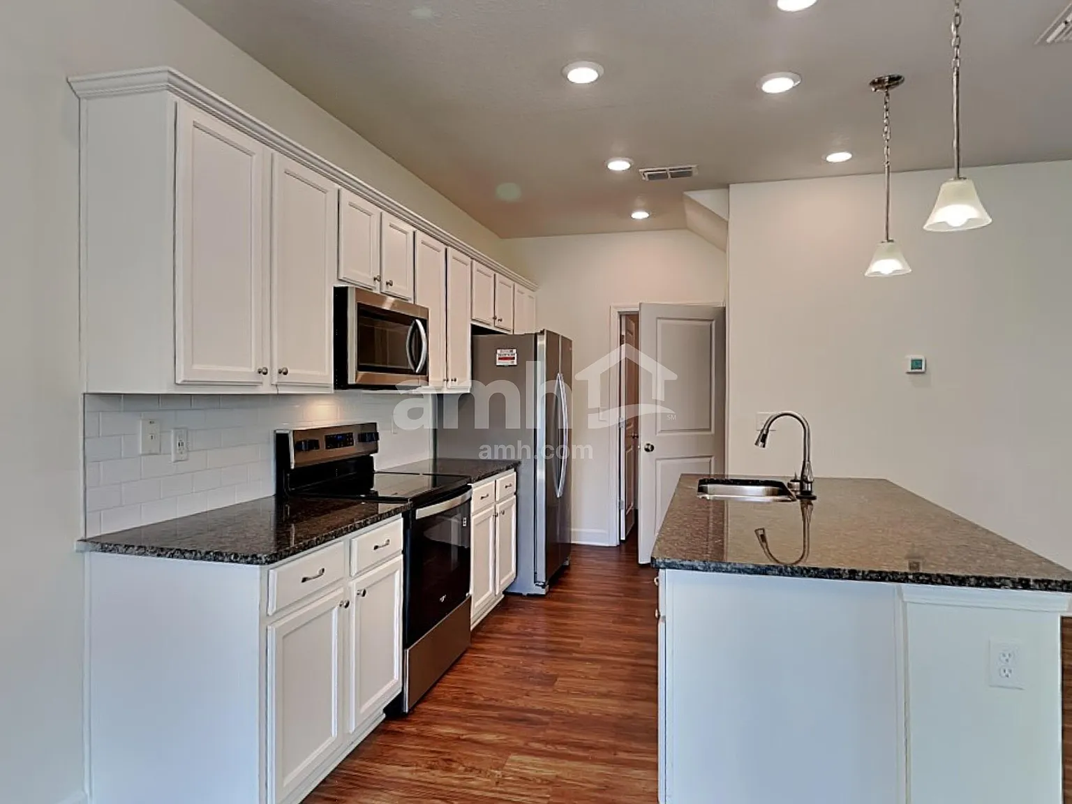 3 bed, 2.5 bath, 1838 sqft, $2,045 — Photo 3