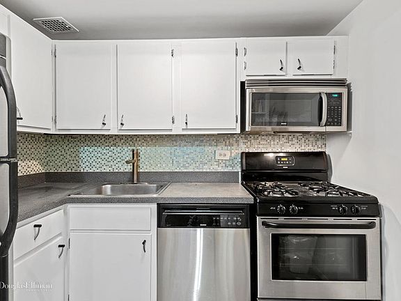 5th image of 3 Hanover Sq APT 3A