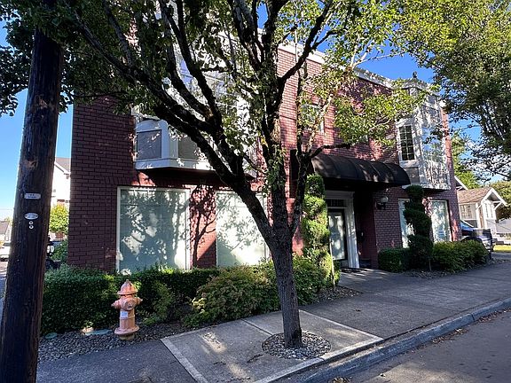 3rd image of 713 NE Roberts Ave #0