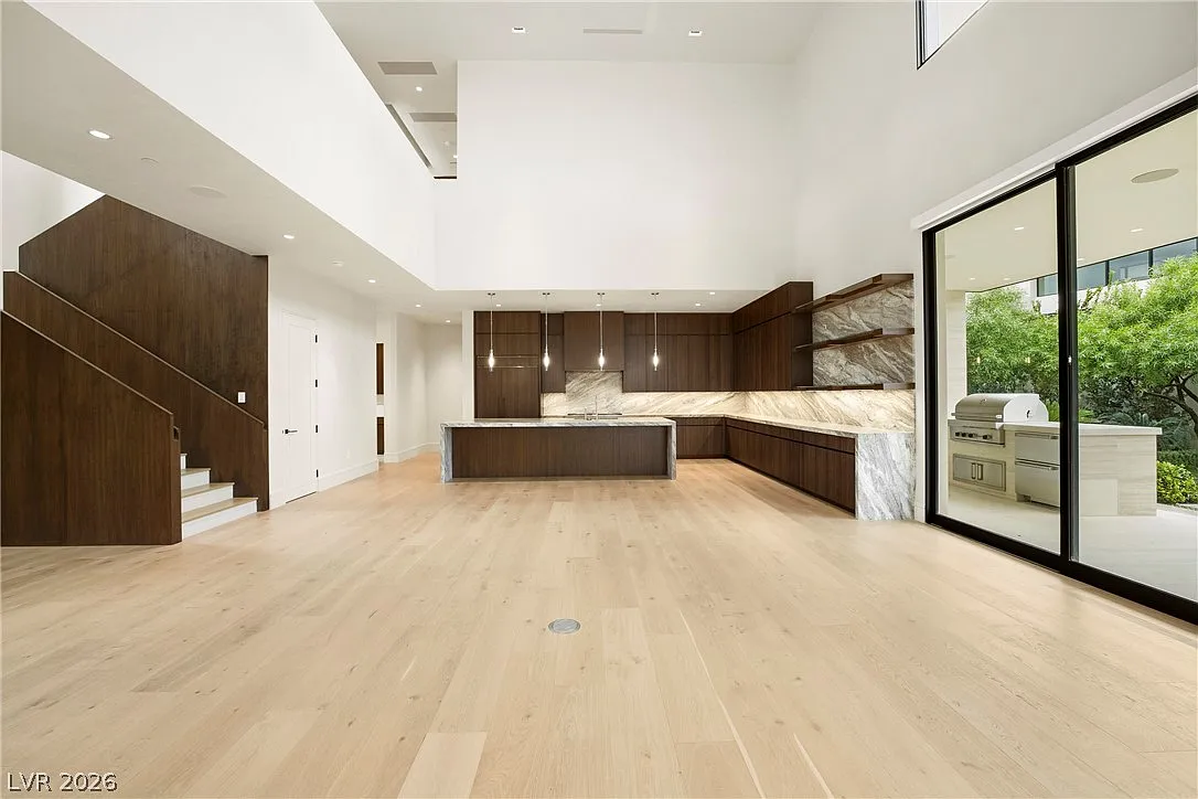 5 bed, 7.0 bath, 5616 sqft, $35,000 — Photo 2