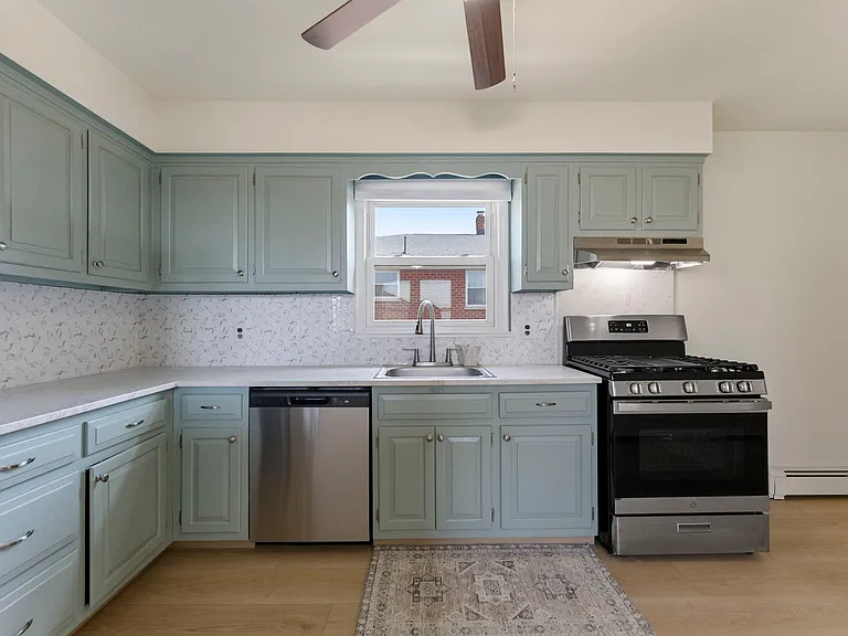 370 Henry St — Photo 7
