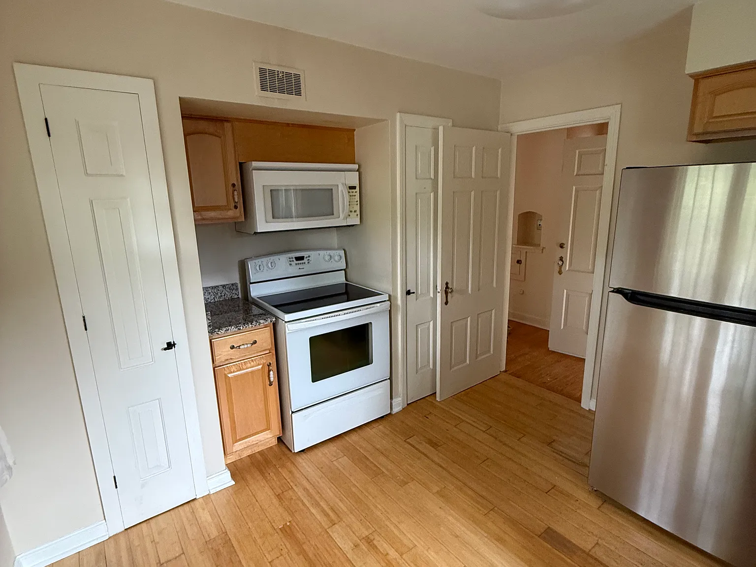 2 bed, 1200 sqft, $1,600 — Photo 3