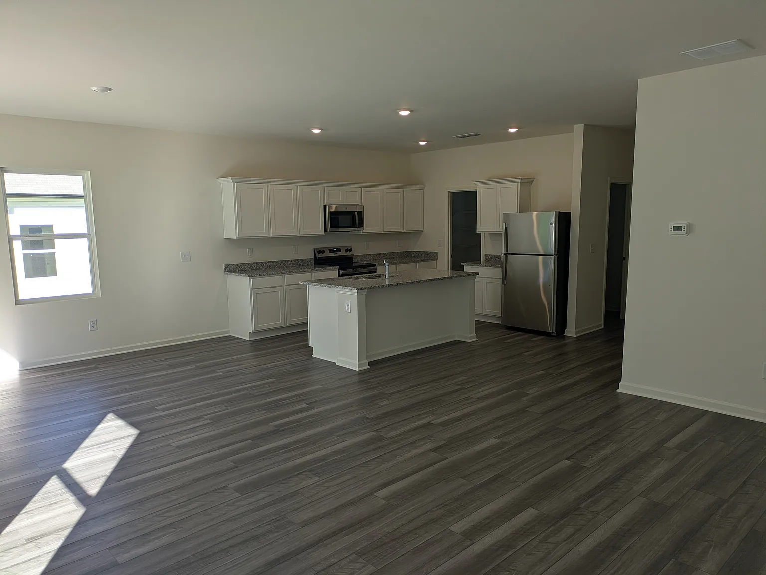 4 bed, 2.5 bath, 2272 sqft, $2,400 — Photo 4