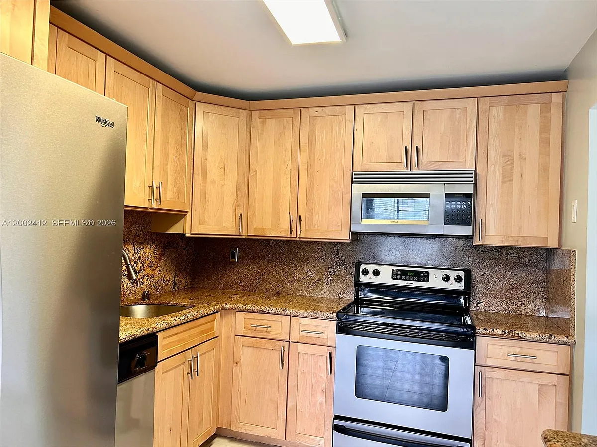 Building Photo - 2731 Taft St #108