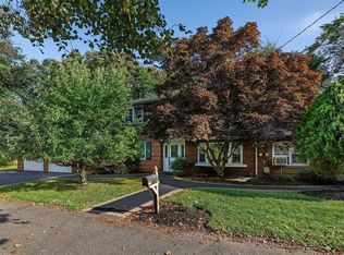 156 Cross Rd, Oakdale, NY 11769
